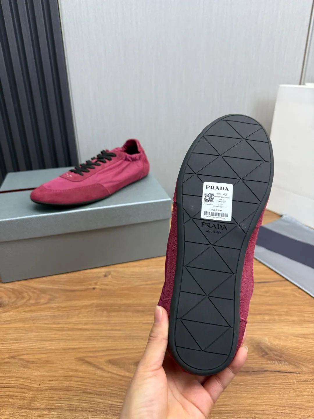 Men's Shoes💰500💰Men's PRADA 2025 Early Spring Collapse New Sports Shoes Moral Training Shoes Collapse's name comes from the fact that it can be easily put on and taken off with bare hands ~ The light and comfortable features create a more relaxed and casual look, and the side elastic design can be worn twice! Super comfortable catwalk sneakers, as thin and light as ballet slippers, as comfortable as sneakers, comfortable and super light on the feet. Fabric: frosted cowhide leather spliced ​​with nylon cloth, cowhide foot pads, men's size 38-45